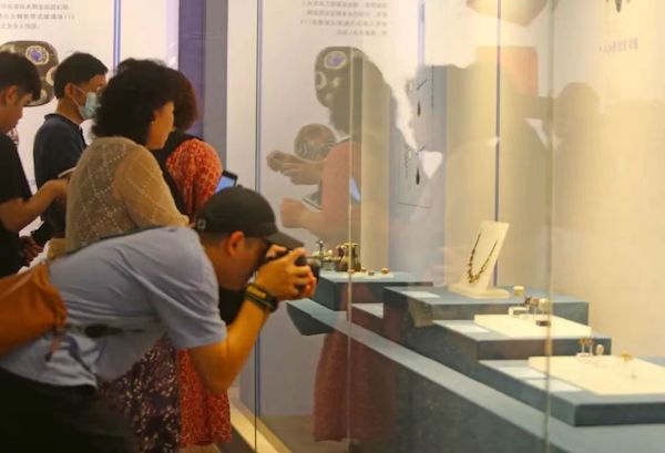 半岛体育官网325件丝绸之路上的现代玻璃器表态海南博物馆(图1)