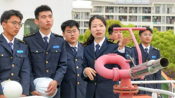 中国五四青年奖章获得者白响恩：我国首位穿越北冰洋的女驾驶员，把航海收获带回课堂
