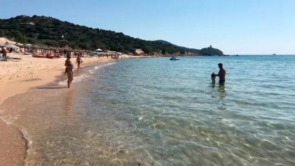 塑料垃圾布满海滩 意大利撒丁岛今夏要限流