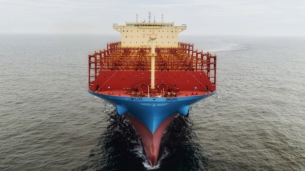 上海出品新船型 1.55万箱集装箱船首制船命名交付