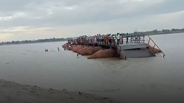 印度又有桥塌了！行人尴尬被困河中“断桥”