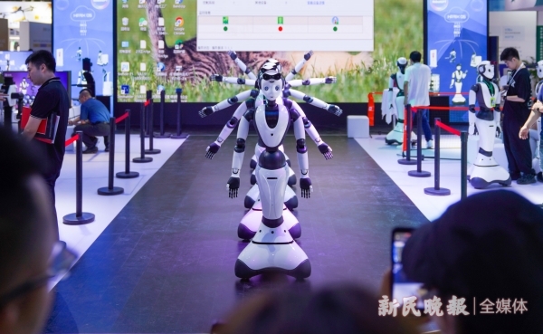 机器人酷炫“走秀”:多轮对话没问题 送餐下棋更精准 | 2023世界人工智能大会_科创_新民网