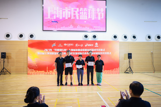 玩游戏、打比赛、听篮球名宿讲故事……上海市民的篮球节日来了!_我在现场_新民网