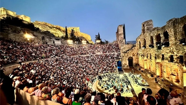 钢琴家郎朗奏响希腊两千年古剧场，与历史和文明隔空对话