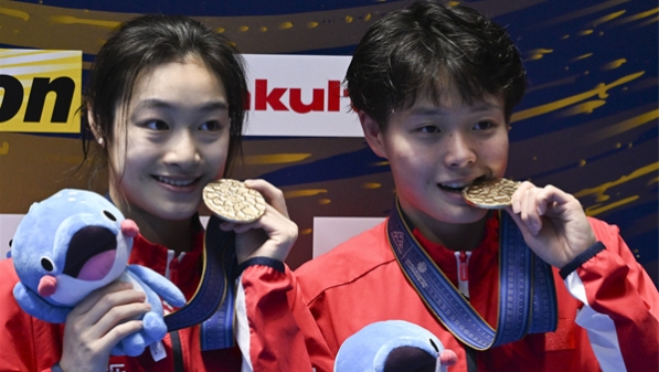 跳水“小熊”的执着，陈艺文携昌雅妮夺世锦赛女子双人三米板冠军