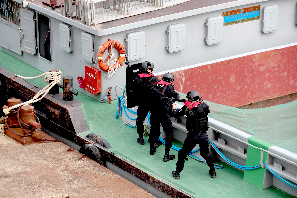 仗怎么打就怎么练！上海闵行特警夏季练兵锤炼体能、技能、心理综合能力