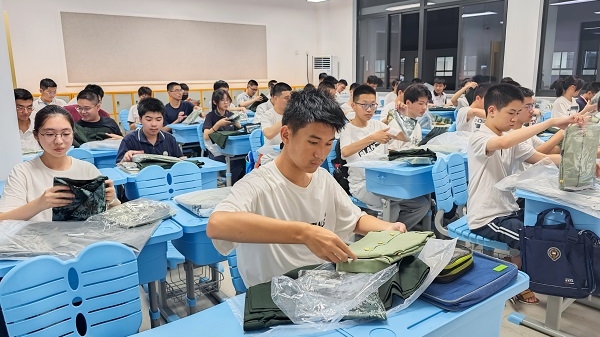 新民特写｜开学首夜 学校送上“安全大礼”