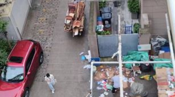 小区内惊现多个露天垃圾回收摊 记者介入后物业承诺劝阻加强管理