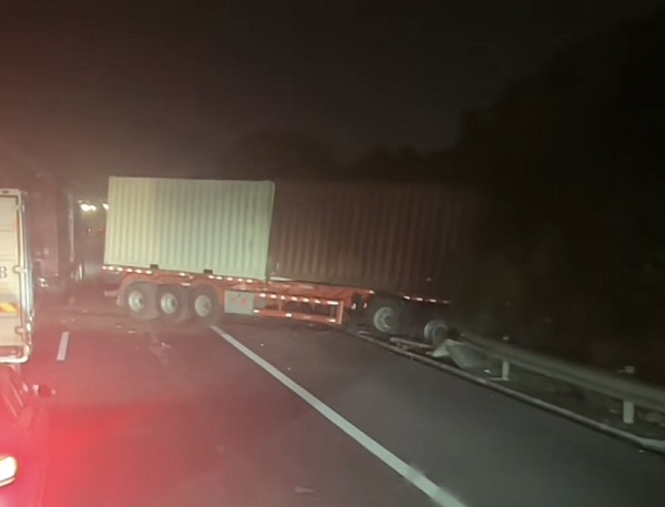 G雷火电竞 雷火电竞网站15沈海高速两集卡相撞 冲破路边护栏