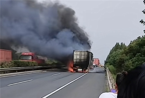 今天下午G15033车相撞一车起火 截至发稿事故仍在处理中