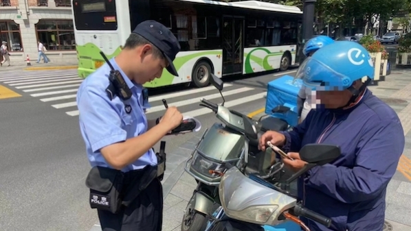 快递外卖小哥不按规定悬挂专用号牌逃避监管，上海黄浦警方开展集中整治