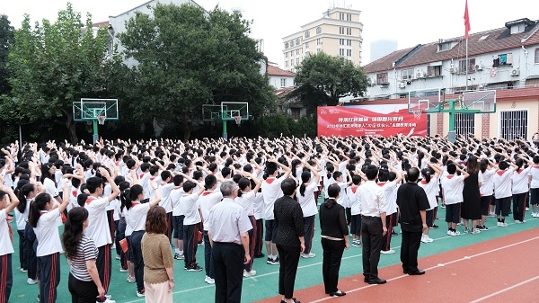 国庆期间，徐汇区动员引导未成年人“向国旗敬礼”