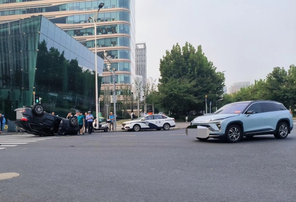 世博大道白莲泾路：两车相撞 一车被撞翻车