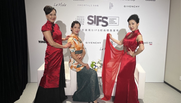 30位平均年龄60岁的上海阿姨，怎样走上上海时装周的国际T台？