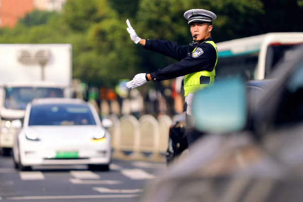 PG电子保障“两大动脉”畅通排除道路交通