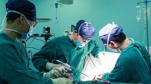 18岁小伙儿肝脏长出直径25厘米巨大肿瘤 上海专家成功 “排雷”