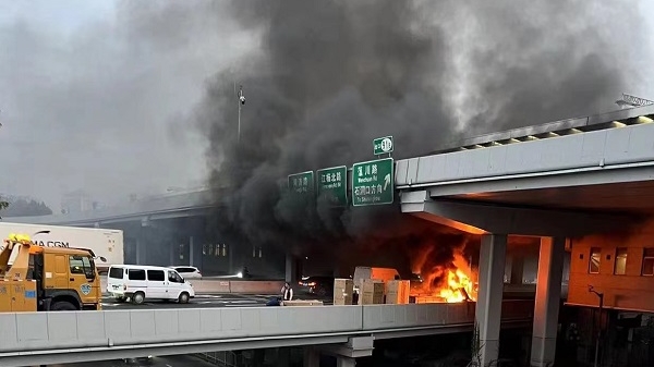今晨S20外环高速货车起火 幸无人伤亡