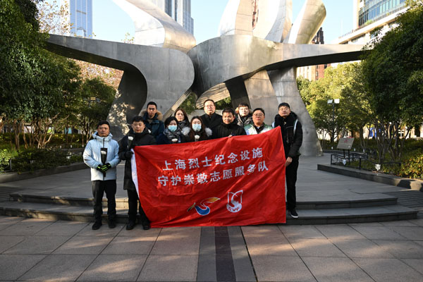 上海市拥军优属基金会组织多支烈士纪念设施守护崇敬志愿服务队开展祭扫先烈活动