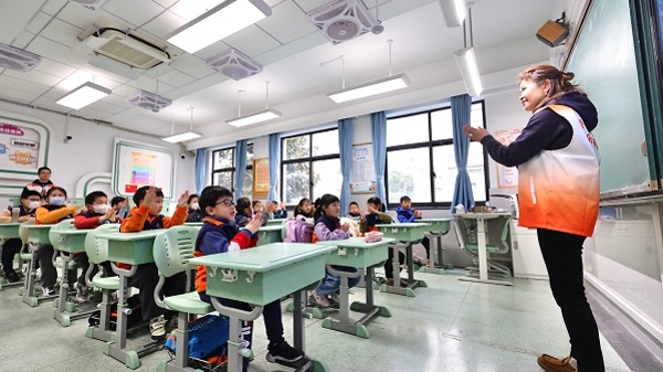 寒风中，上海市小学生爱心寒托班温暖开班
