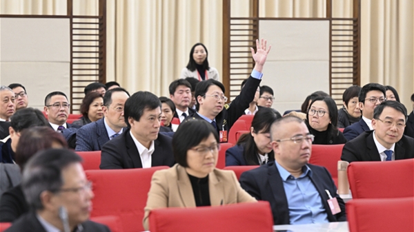“奋力一跳”抢话筒，单刀直入谈问题，上海市十六届人大二次会议举行专题审议会