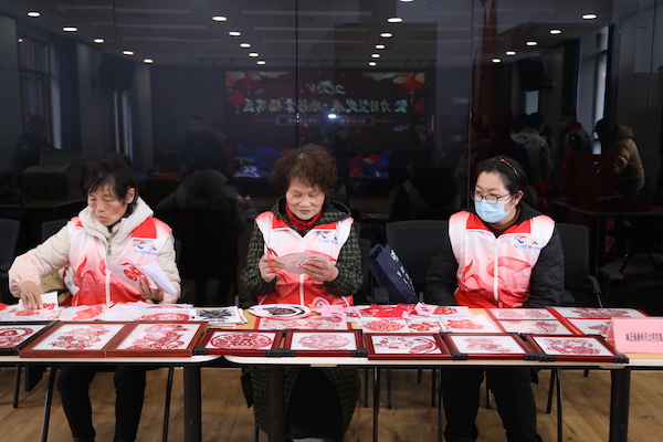 新年の商品市、お祭りの春節対句、民間伝承劇…金山十華街春節文化カーニバルは活況を呈する