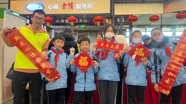 寒假百景｜感受流动的中国 守护归乡的旅人 上海交大学子志愿服务伴春运