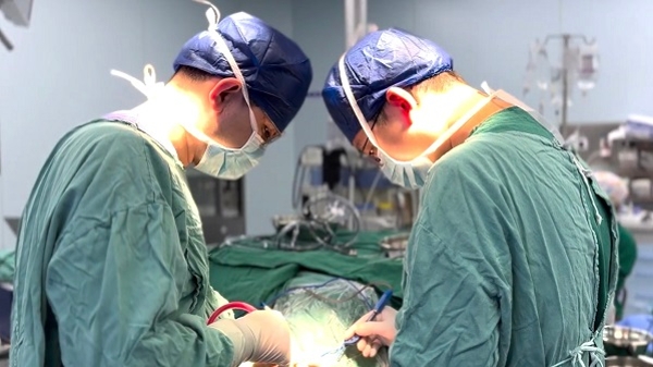 5厘米脑瘤挤压神经致失聪 上海第一人民医院6小时手术精准“拆弹”保听力