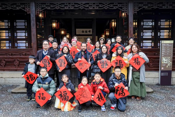 品味“苏式”年味！外国友人沉浸式体验苏州园林文化(图1)