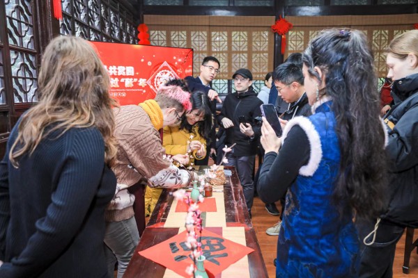品味“苏式”年味！外国友人沉浸式体验苏州园林文化(图2)
