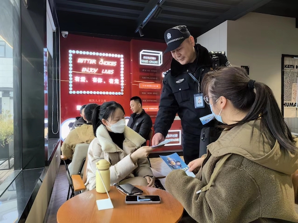 ドアを警備し、道路を空け、窓に明かりを灯します...宝山警察は、今年の風味を高め、安全を確保するために便利な警備を提供します