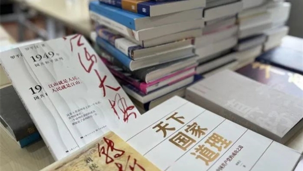 新民艺评丨新春展卷上海好书100种，在100家书店内外勾勒城市精神版图