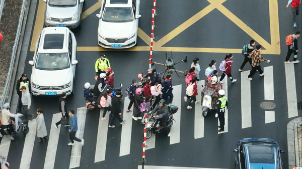 KAIYUN网页 开云com首次启用无人机！嘉定警方“空地联动”守护开学日安全