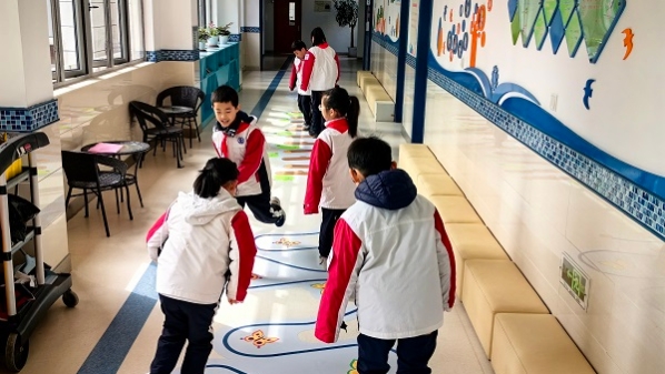 新学期，这所小学为孩子们送上惊喜：好玩的运动走廊！