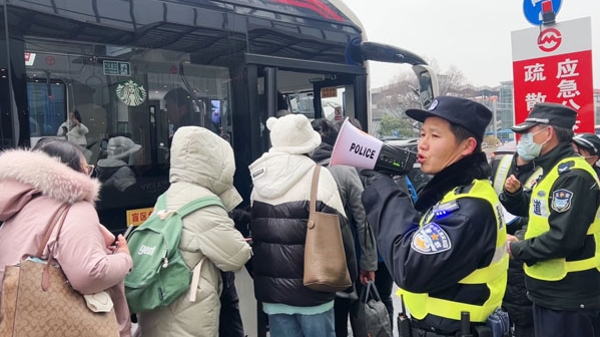 轨交9号线挂冰故障，松江162辆公交车在沿线站点接驳客流
