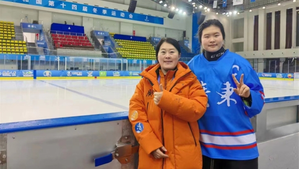 在冰球的世界里结伴同行，冬运会上一对上海母女的冰雪情