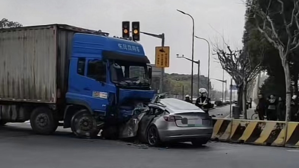 昨天浦东一路口，货车与轿车相撞