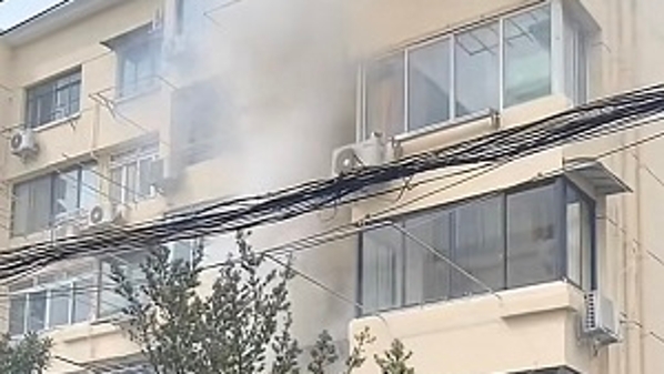 桂林西街一小区民宅起火 消防及时处置无人员伤亡