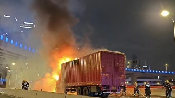 南浦大桥厢式货车起火 无人员伤亡双向交通受影响
