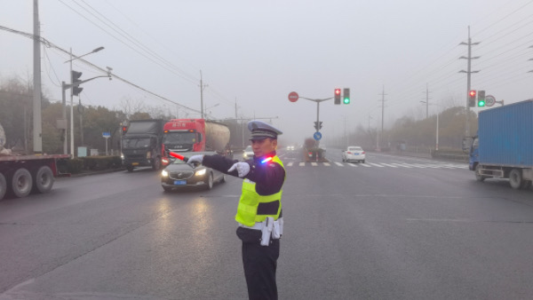 上海警方尽力保护迷雾天交通，长江大桥开启定向声光提示