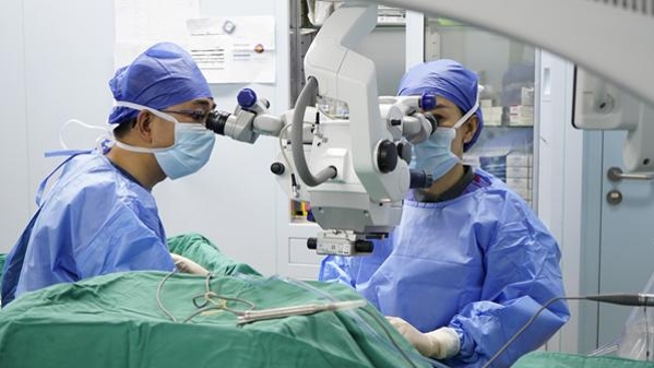 上海首批！眼科手术又一新科技落地，散光、老花、近视、白内障同时解决