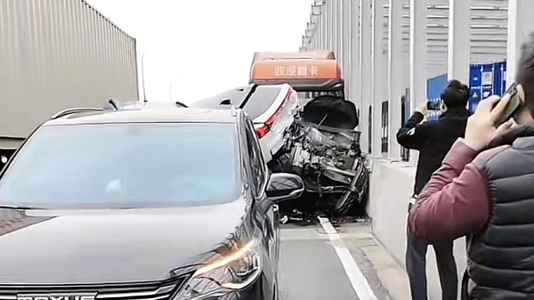 撞作一团！今晨上海绕城高速多车追尾 幸无人员伤亡