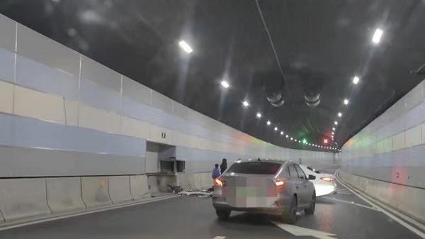 今晨龙耀路隧道发生两车事故 两人受伤