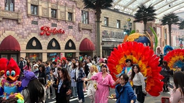 与小黄人、朱利安国王、史瑞克共舞！北京环球度假区打造首个春日限定狂欢派对