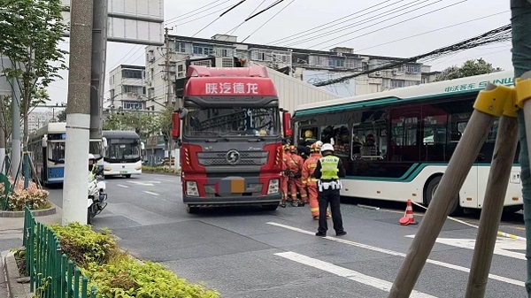 今晨杨浦：公交车撞上集卡