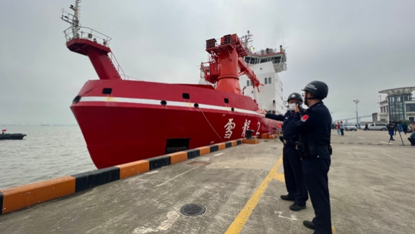 “雪龙”号、“雪龙2”号先后返航 上海边检靠前保障助力“双龙”顺利抵沪