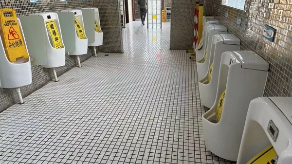 欢乐谷外公厕内便器“全损” 往来游客陷入“如厕难”