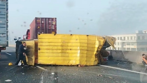 今天上午G15沈海高速厢式货车撞上集卡后侧翻 多人受伤送医
