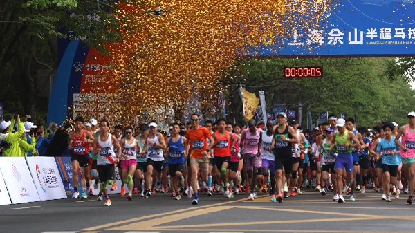 今晨，5000名马拉松跑者来佘山赴春日之约