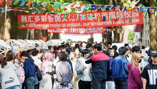 不止“舌尖上的环球之旅” 上海财大国际文化节中外学子组团携手办展
