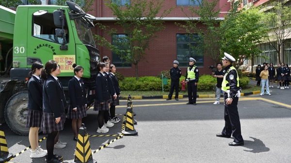 学校操场上怎么来了大货车，闵行交警带学生近距离感受盲区……
